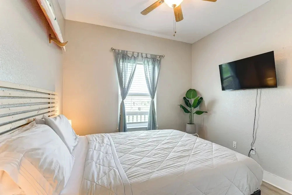 Walk to Crystal Beach: Coastal Getaway w/ Deck