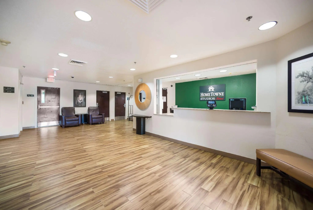 HomeTowne Studios by Red Roof St. Louis - Airport/N Lindbergh