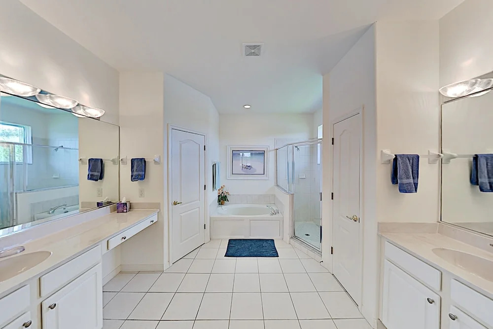 Waterfront W/ Screened Lanai, Pool & Kayaks 4 Bedroom Home