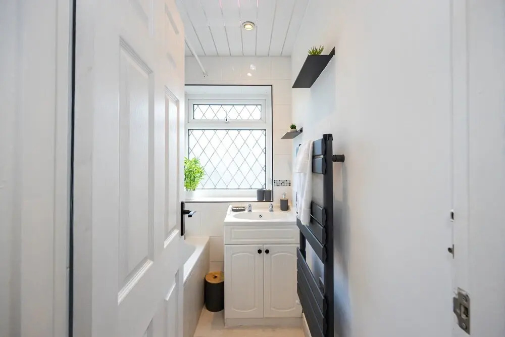 Spacious Apartment Near MCR Airport