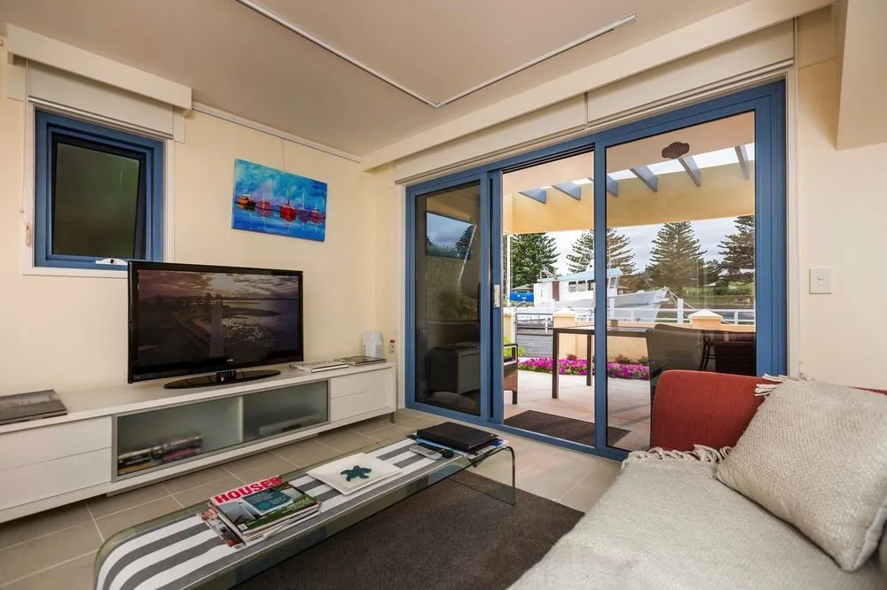 Edge17 Waterfront Apartment, plus Cottage with Garden View - Port Fairy