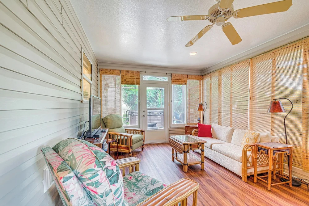 Home in The Villages w/ Lanai & Private Hot Tub