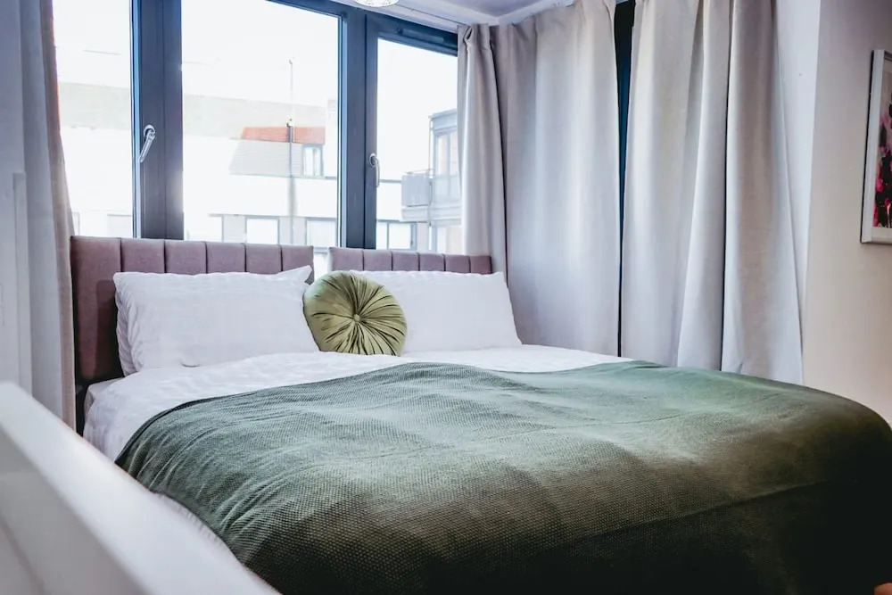 Elizabeth Line Retreat Modern 2BR Flat in Hayes