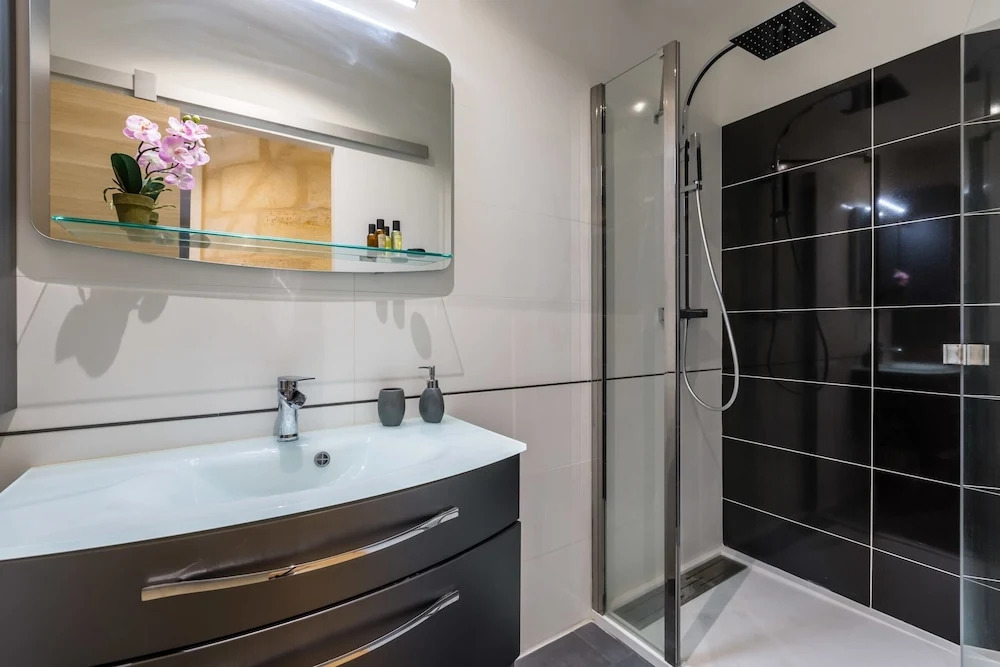 Cozy 3BR Apartment in Capucins, Bordeaux