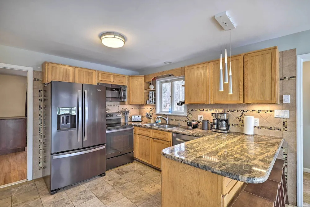 Lakefront Poconos Vacation Rental w/ Deck