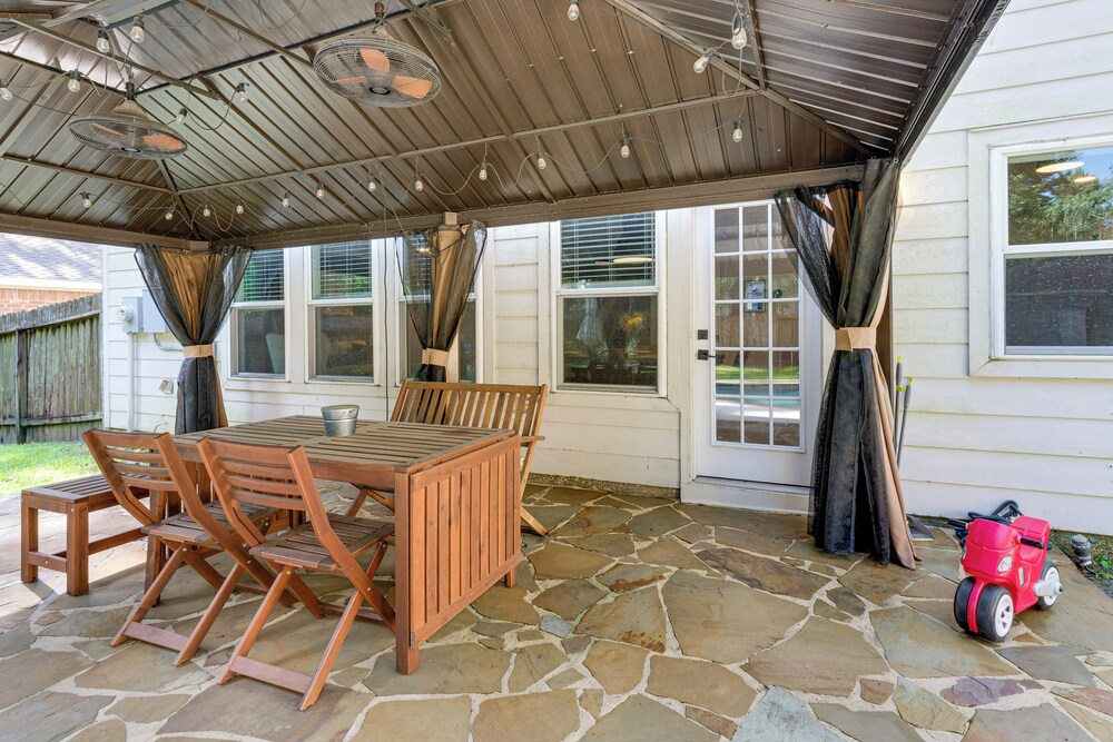 6 Mi to Northshore Park: Family Home w/ Pool!
