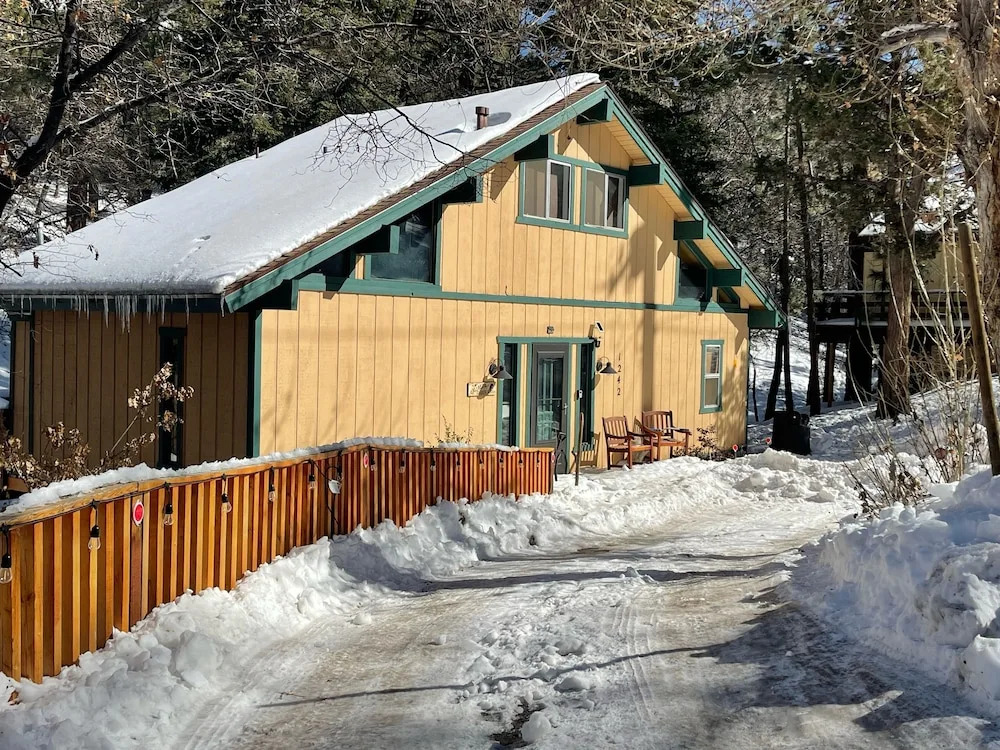 Alpine Retreat Cali Bear - A Forest Escape Complete With Hot Tub And Forest Views! 2 Bedroom Cabin