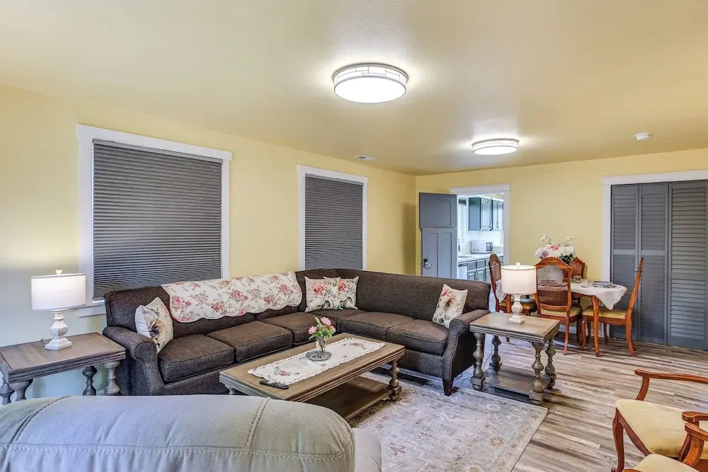 2 Mi to Dtwn Tacoma: Charming Home w/ Deck & Yard!