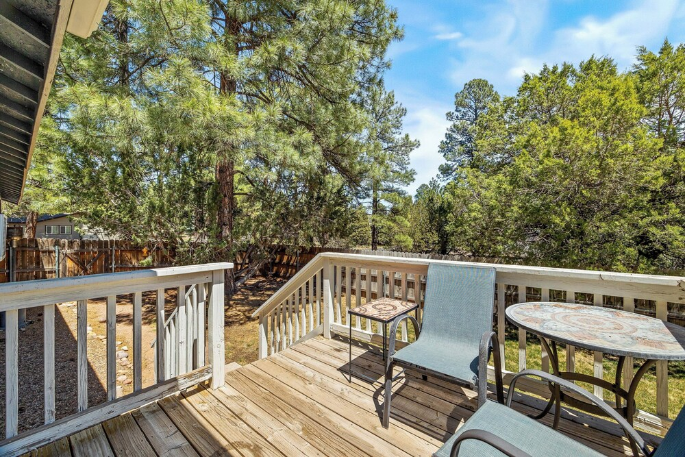 1 Mi to Fool Hollow Lake: Wooded Retreat w/ Deck!