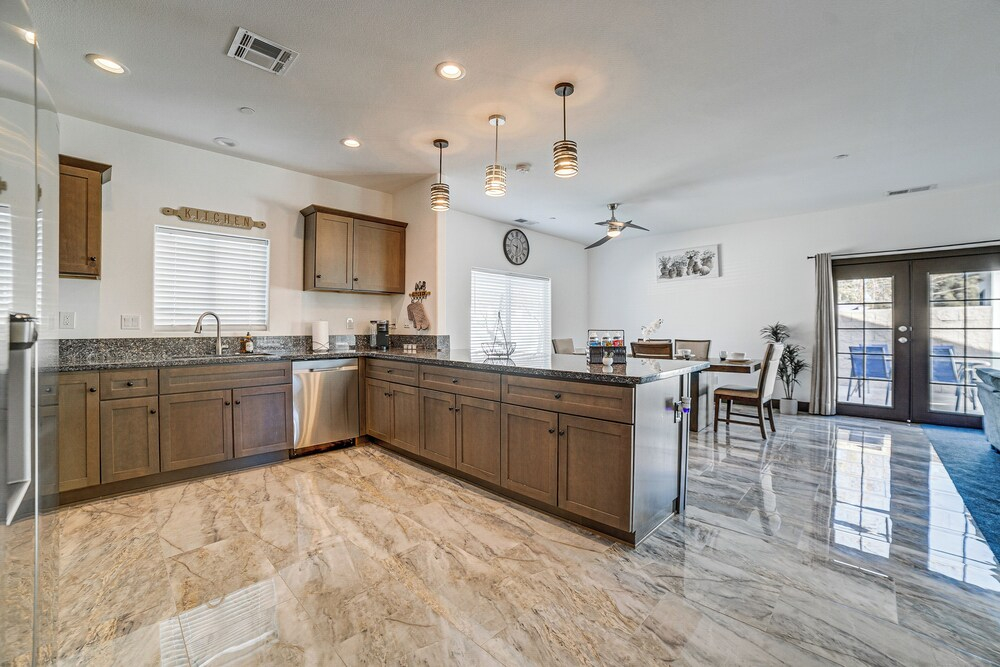 Fully Updated! Prime Riverside Spot Near Dtwn
