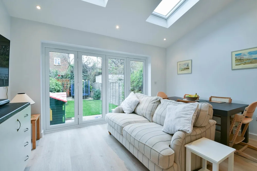 Enchanting Earlsfield Home by Wimbledon Park