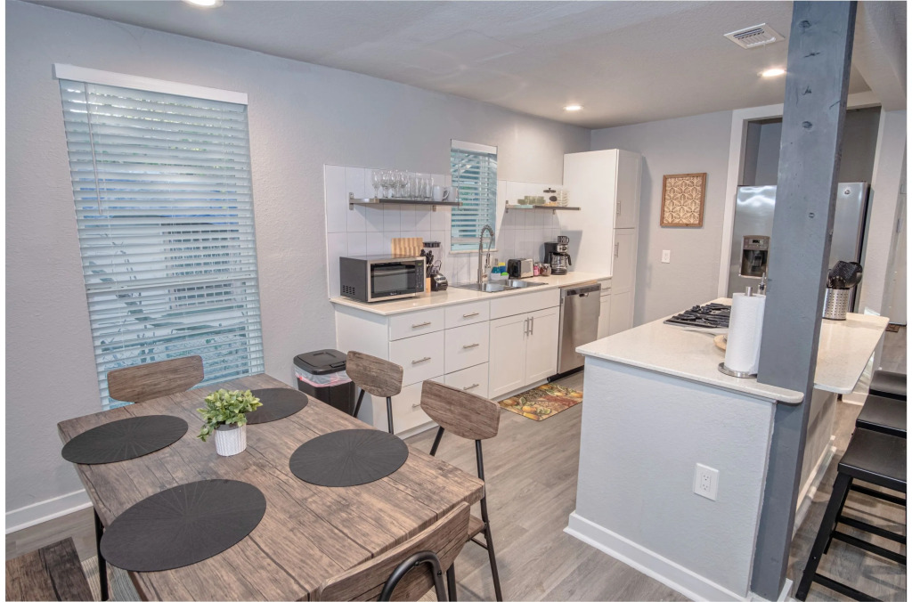 Stylish 4 Br/2ba Renovated Home Near Downtown