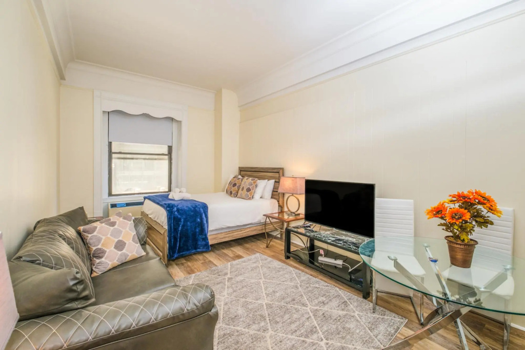 Cozy Studio + Train | Theatre District | Evonify