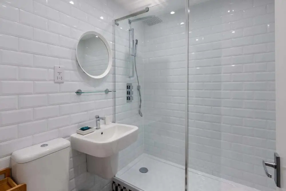 1BR Flat Ideally Located In Zone 2, Fits 3
