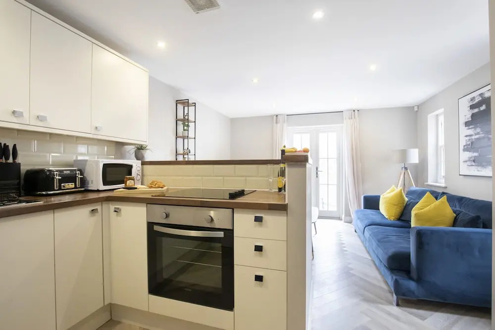 Elliot Oliver - 2 Bedroom Garden Apartment With Parking
