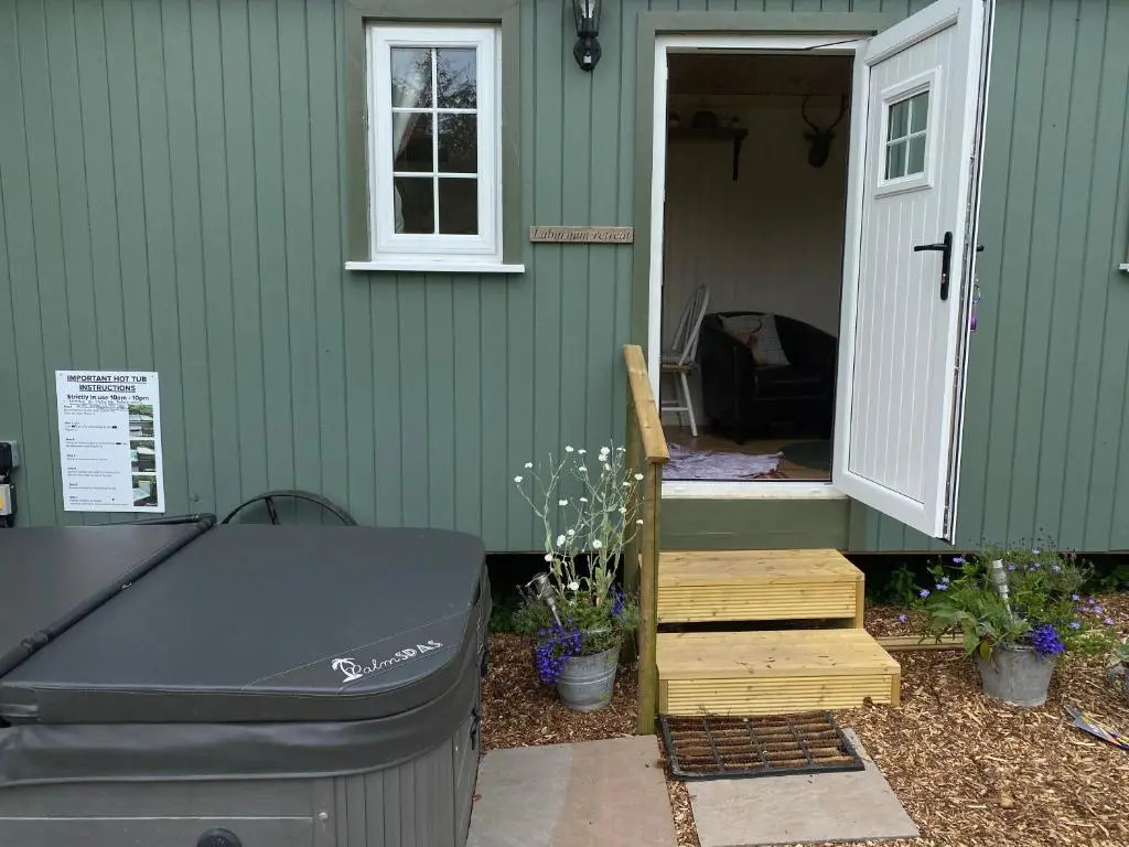 Lavender Retreat Shepherds Hut with private hot tub