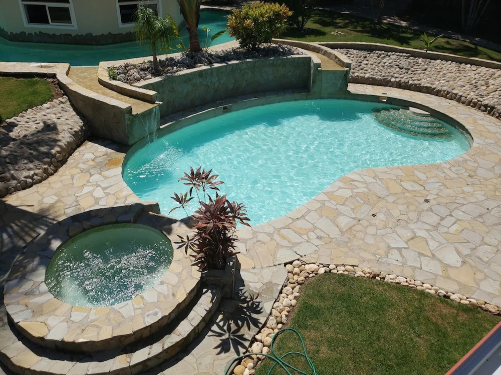 Villa 6 Bedrooms Guests Friendly