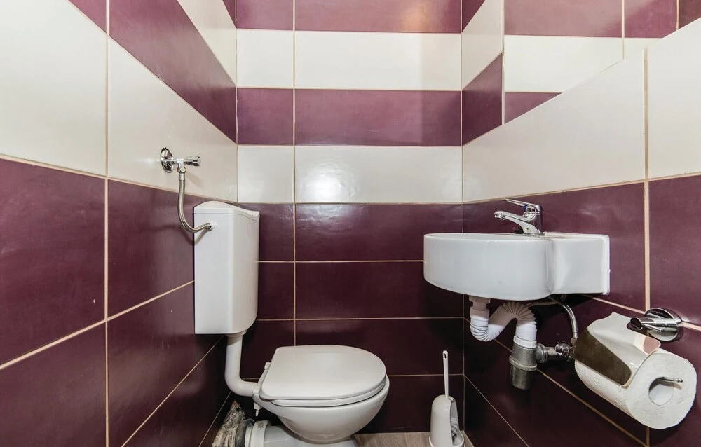 Beautiful Home in Kastel Stafilic With Wifi and 4 Bedrooms