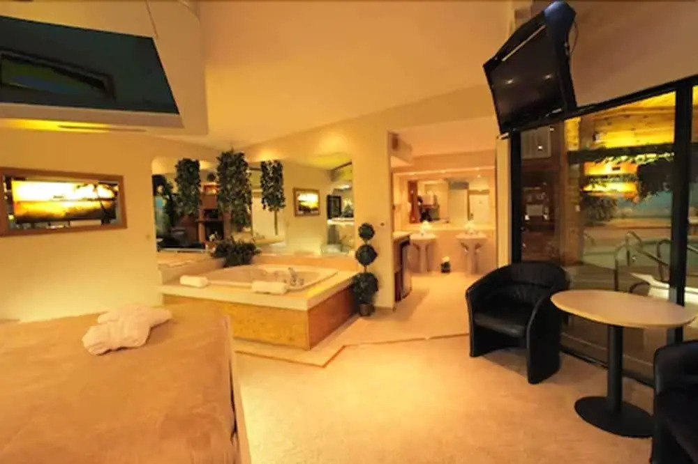 Sybaris Pool Suites Indianapolis