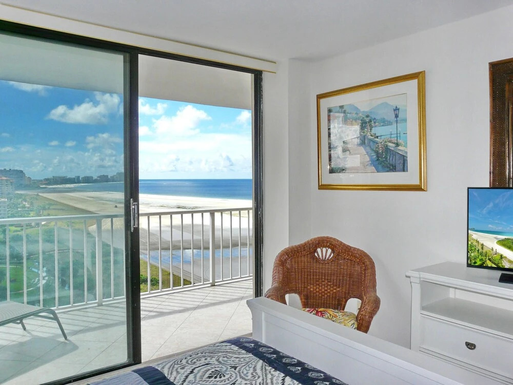 Sun-bright Beachfront Condo With Pool/tennis Courts