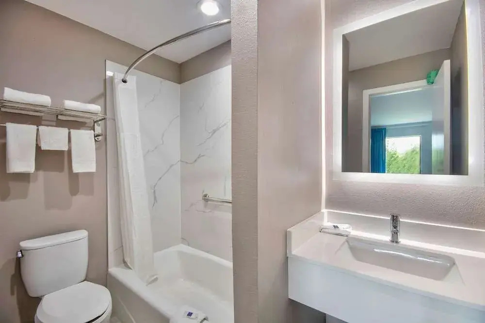 Econo Lodge Inn & Suites