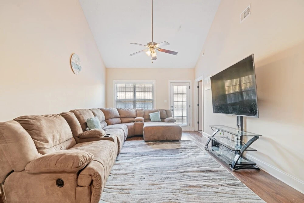 Good Vibes Only - Perfect Home In Quiet Residential Area With Work/study Space 4 Bedroom Townhouse by Redawning