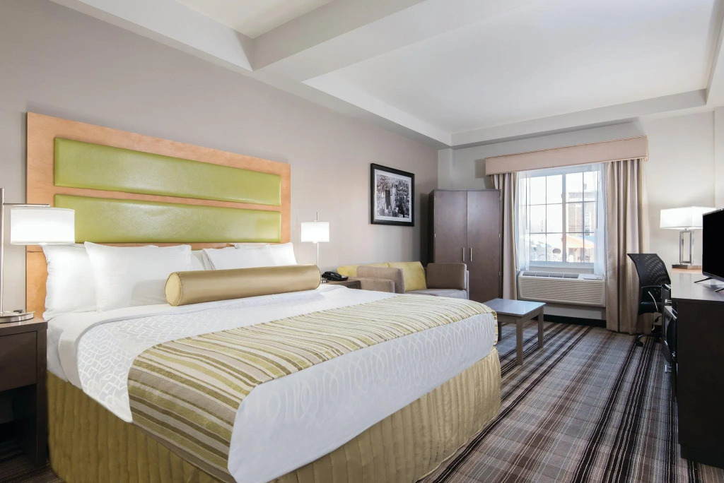 La Quinta Inn & Suites Brooklyn East