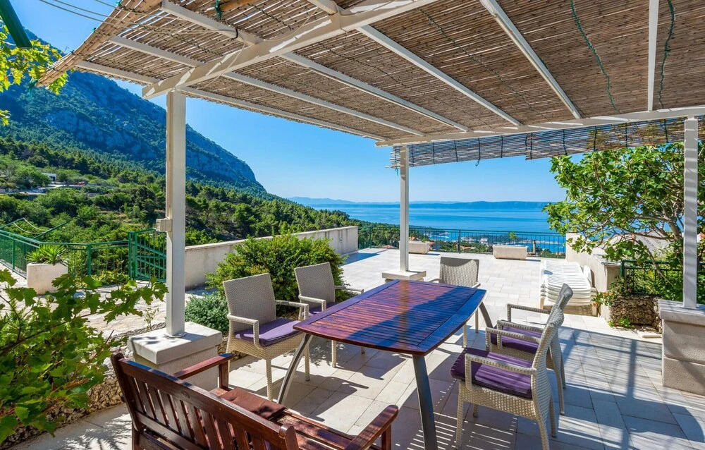 Beautiful Home in Makarska With Wifi and 4 Bedrooms