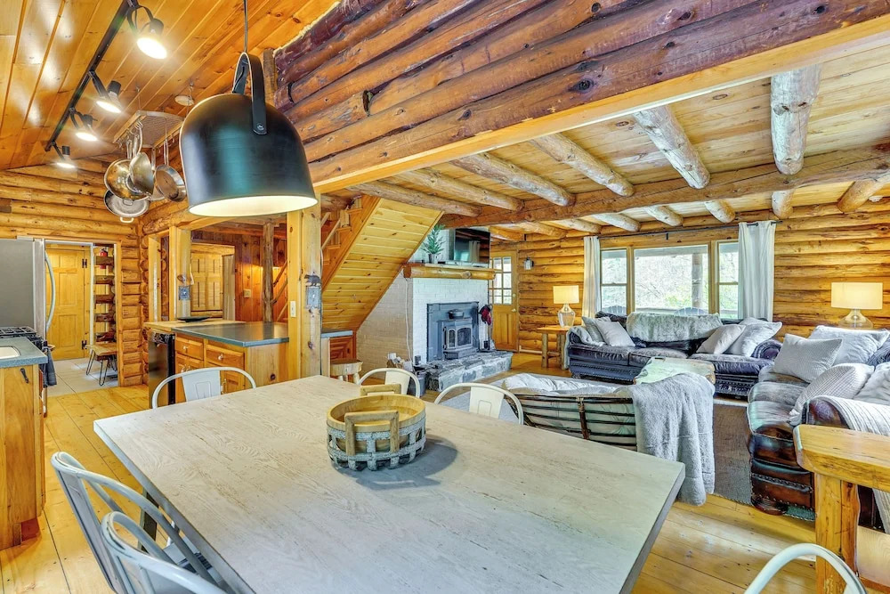 Picture-perfect Vermont Mtn Cabin w/ Hot Tub!