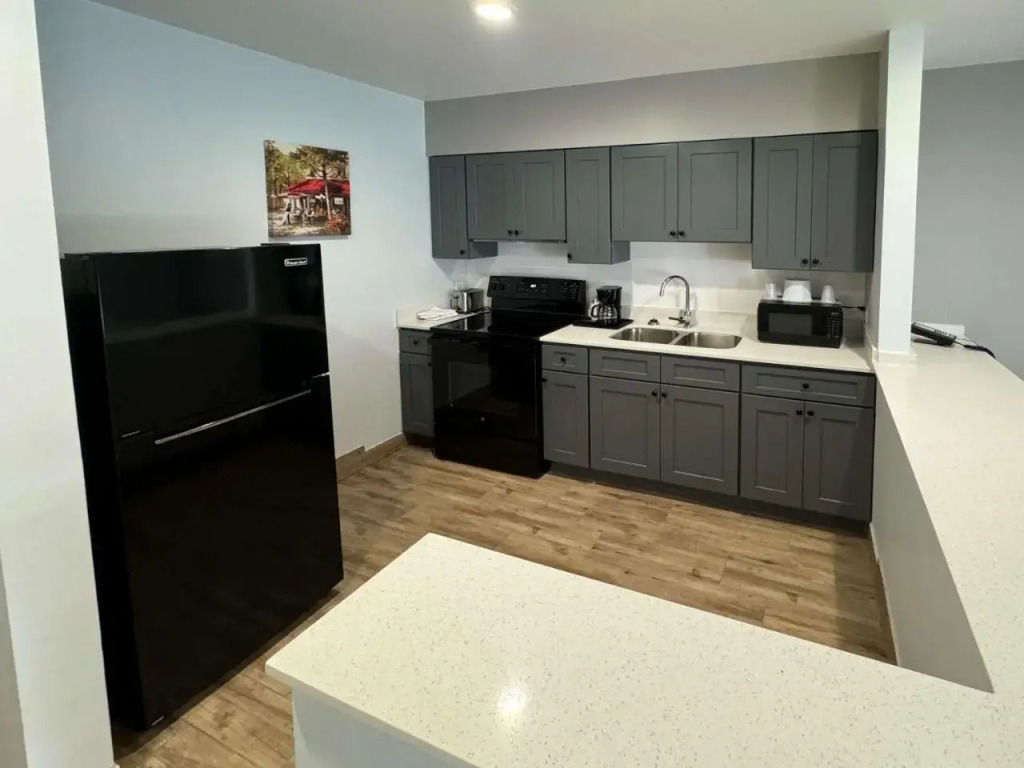 Englewood Inn & Suites