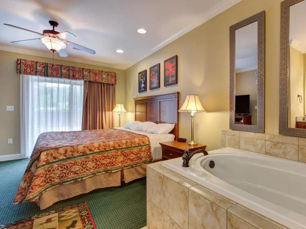 City Bear, 2BR, Pool, Spa, Downtown Gatlinburg, Sleeps 6