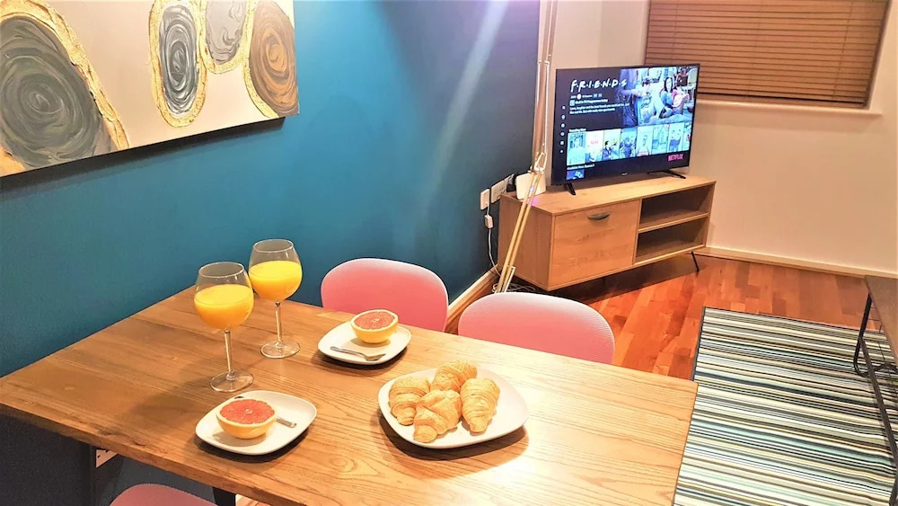 Stylish Central Reading Apartment with Free Parking