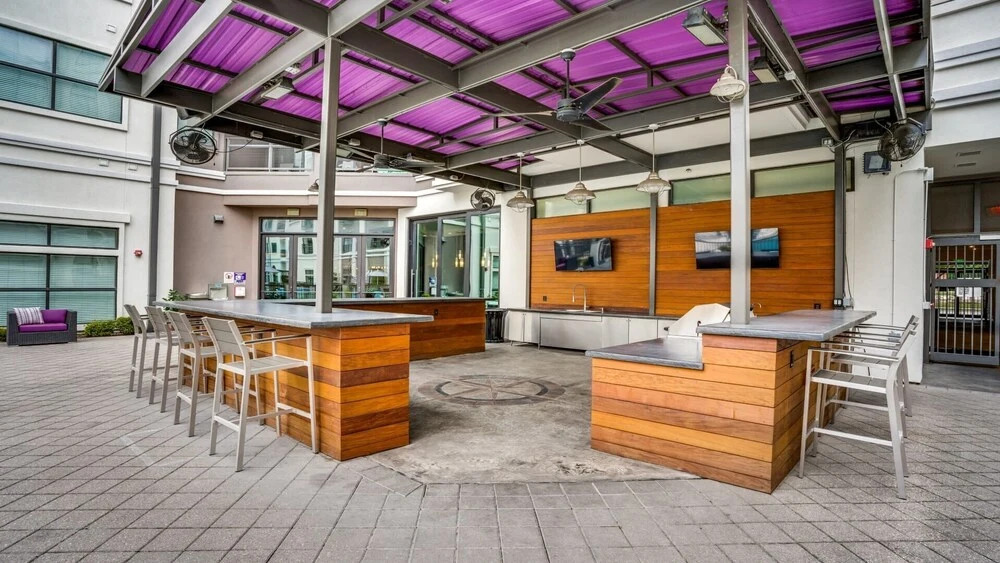 Luxurious 2BR with high ceilings and skyline views | by CozySuites