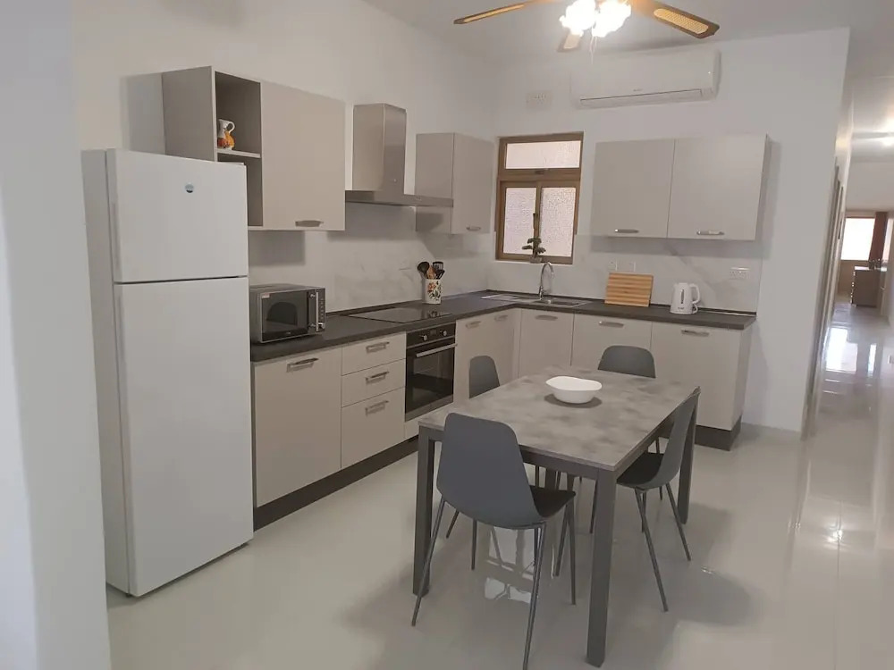 Seaside Stylish and Spacious 2-bedroom Apartment