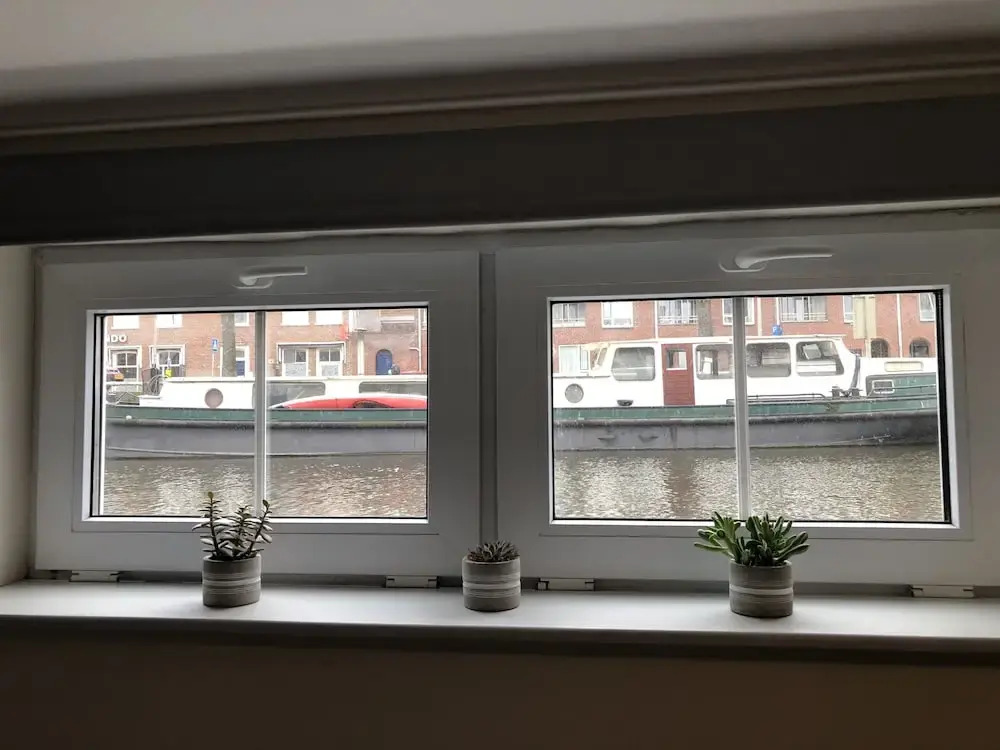 Slapen in eigentijds woonboot hotel