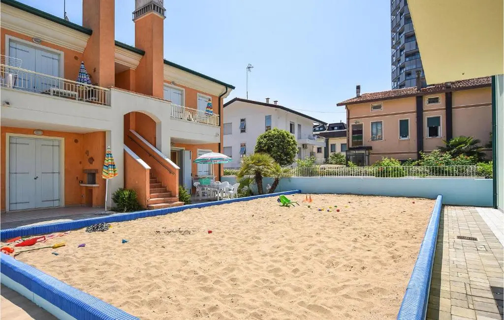 Beautiful Apartment in Jesolo With 2 Bedrooms, Wifi and Outdoor Swimming Pool