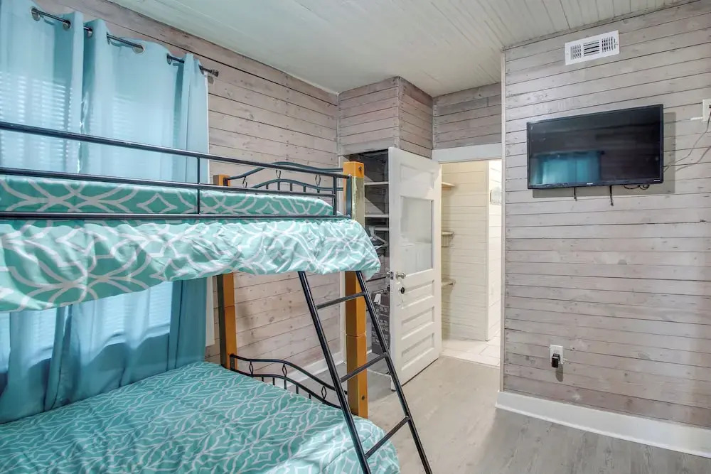 Near Oaklawn Casino & Dtwn: 'capone's Hideout'