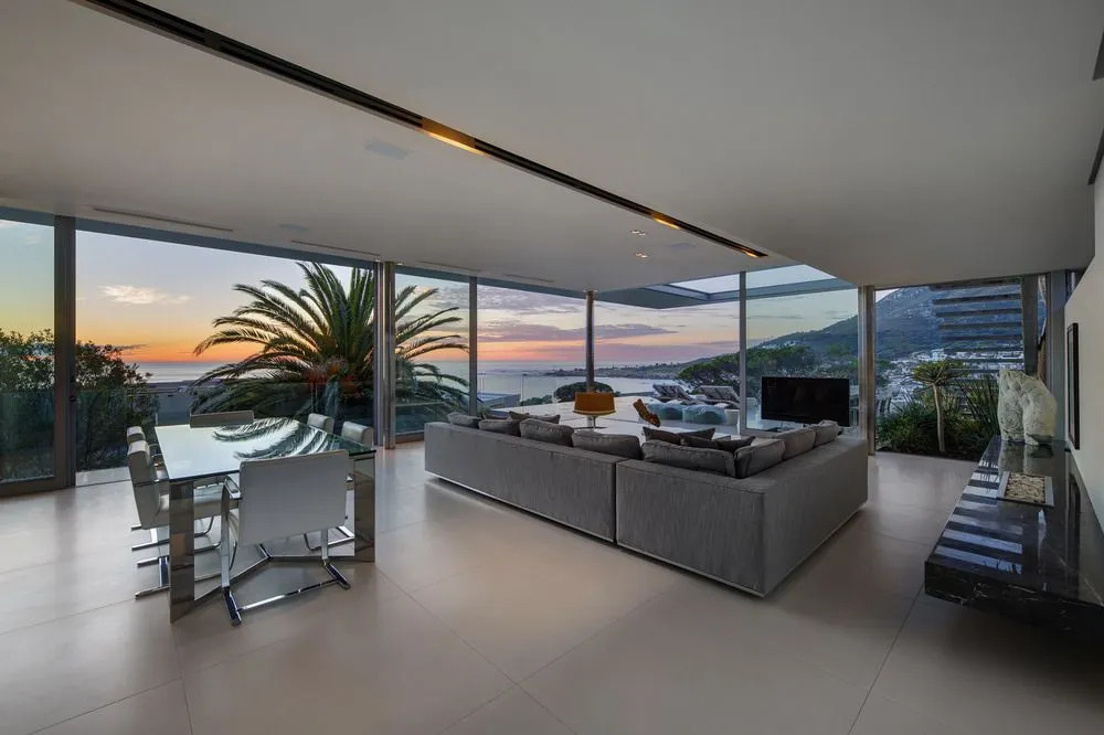 008 Bond Villa