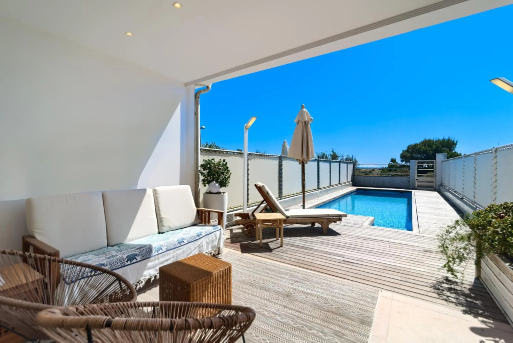Adosado frente al mar con piscina privada