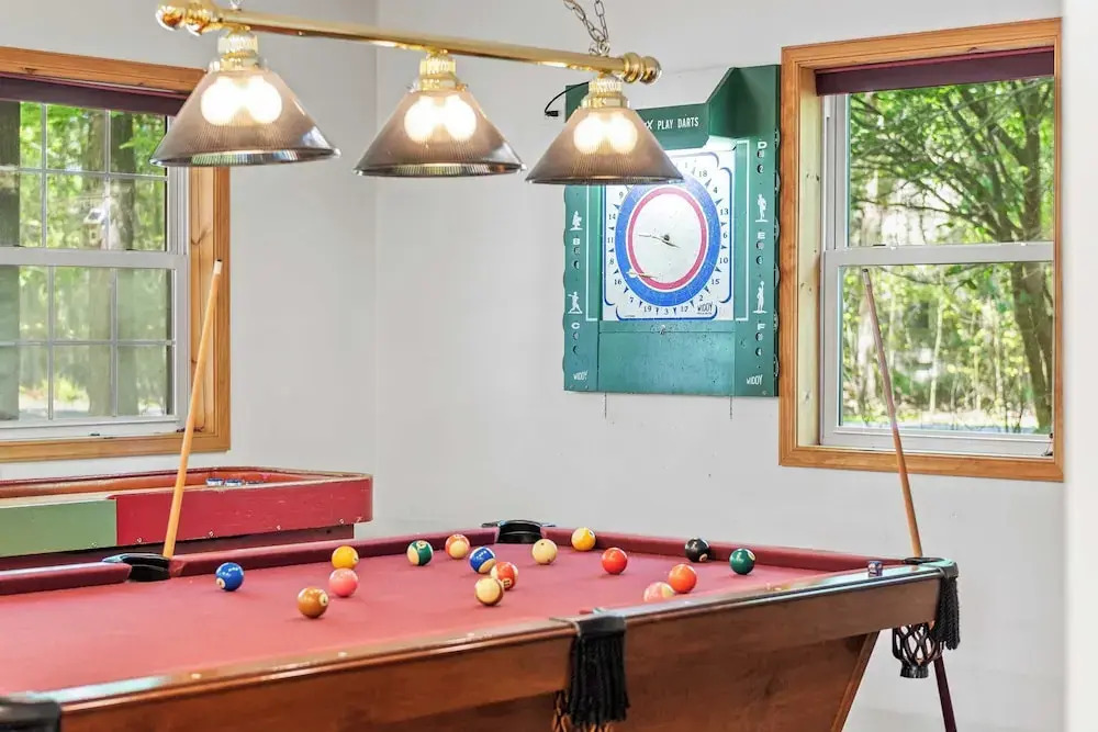Lake + Pool Access, Game Room, Firepit, Deck Tawny and Peaceful by Avantstay