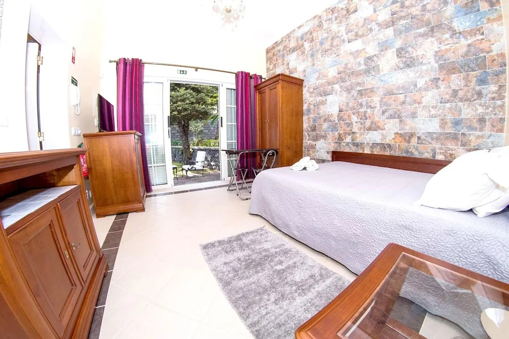 Studio in Caniço, With Shared Pool, Enclosed Garden and Wifi - 1 km From the Beach