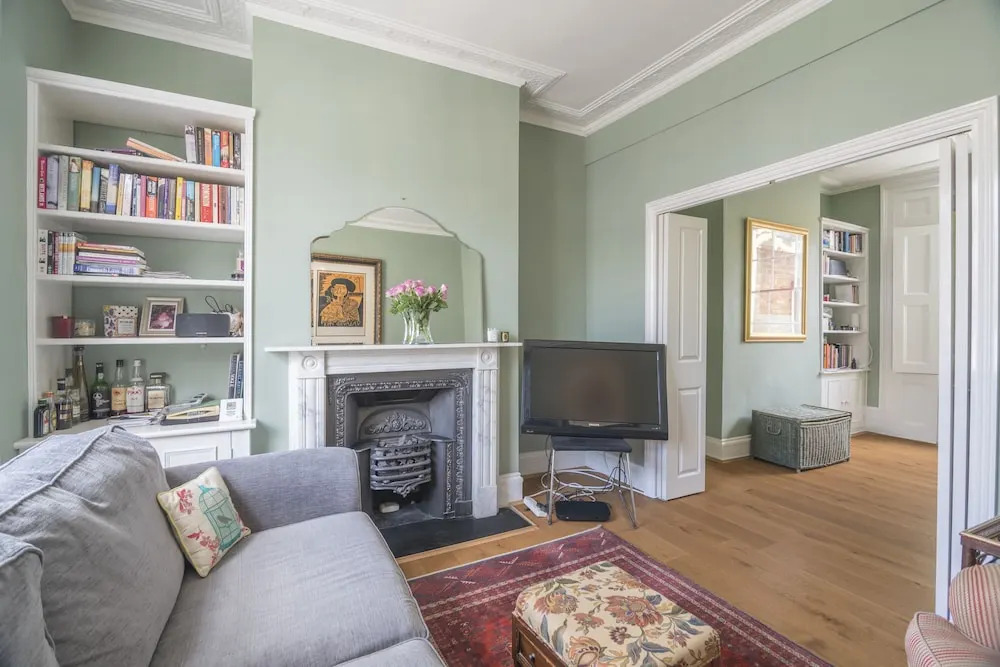 Bright Family Home in Angel with Patio