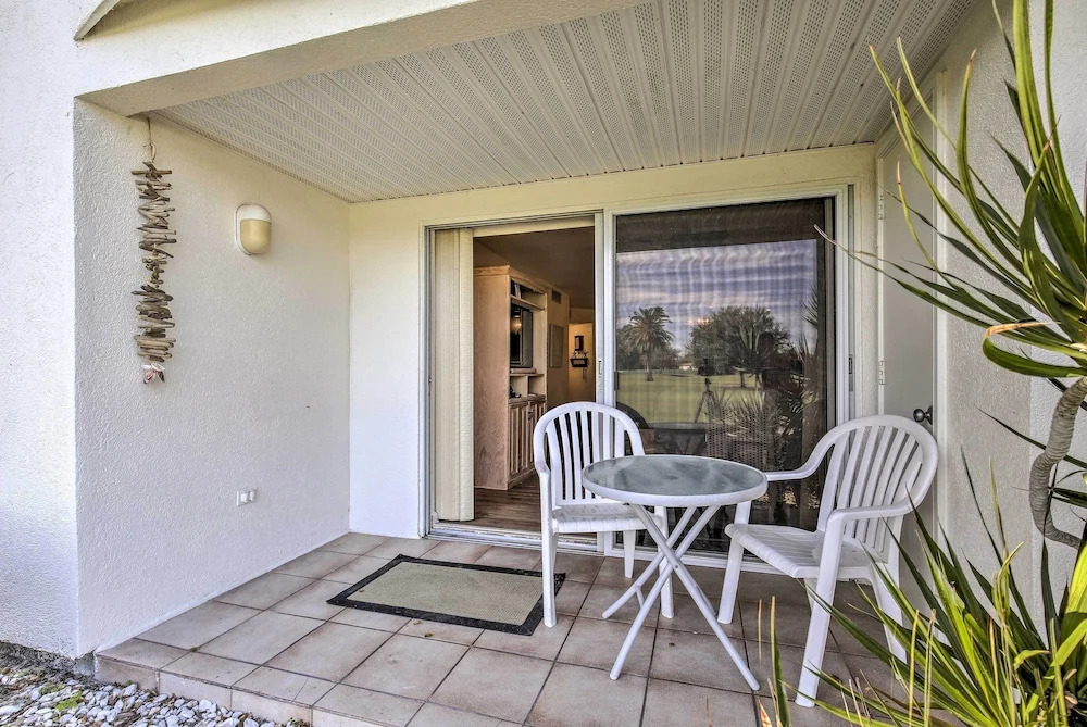 St Pete Condo w/ Heated Pool - 3 Miles to Beach!