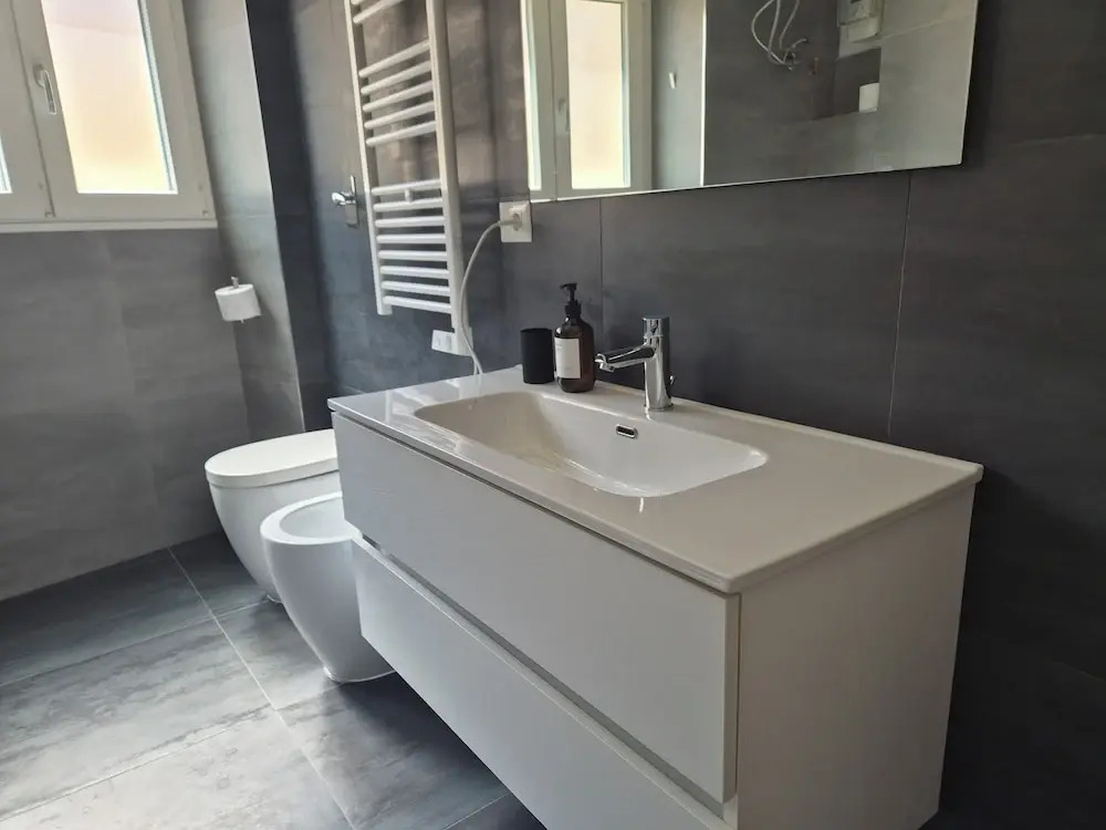 Casa Dolce Casa - Dual Modern Apartment, 1 min from Metro, up to 9 Guest