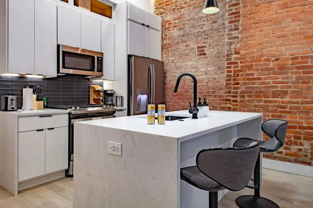 Vibrant 2 br Luxe Flat Adjacent Eastern Market Walk to Metro Barracks Row Capitol Hill