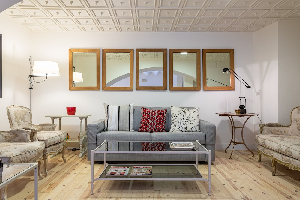 Modern Apartment 2 Bd & 2 Bth Near the Cathedral Catedral V