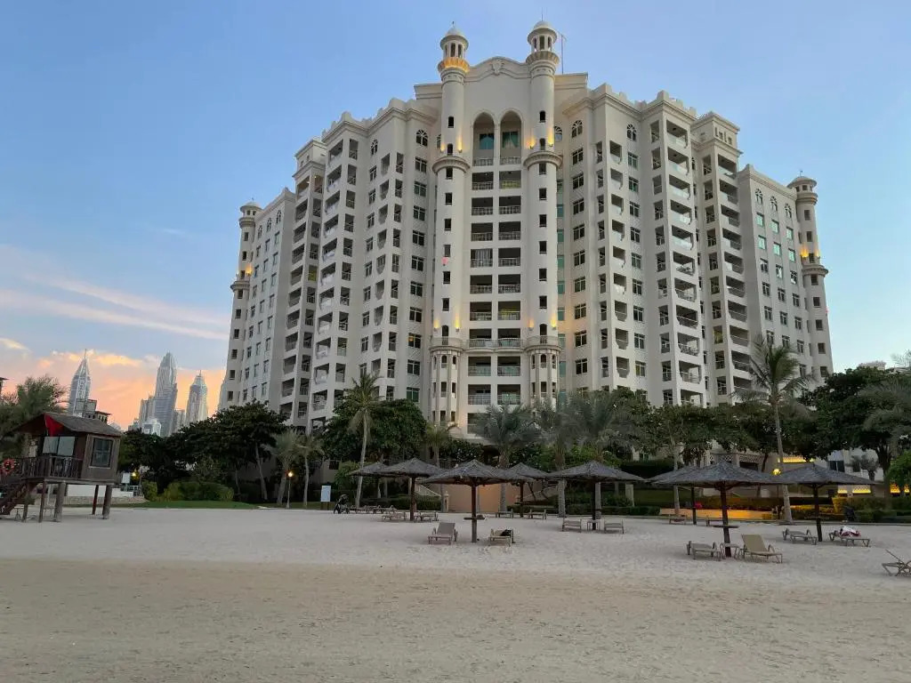 Luxury, Spacious, Beachfront, 3BD Apartment with private beach access!