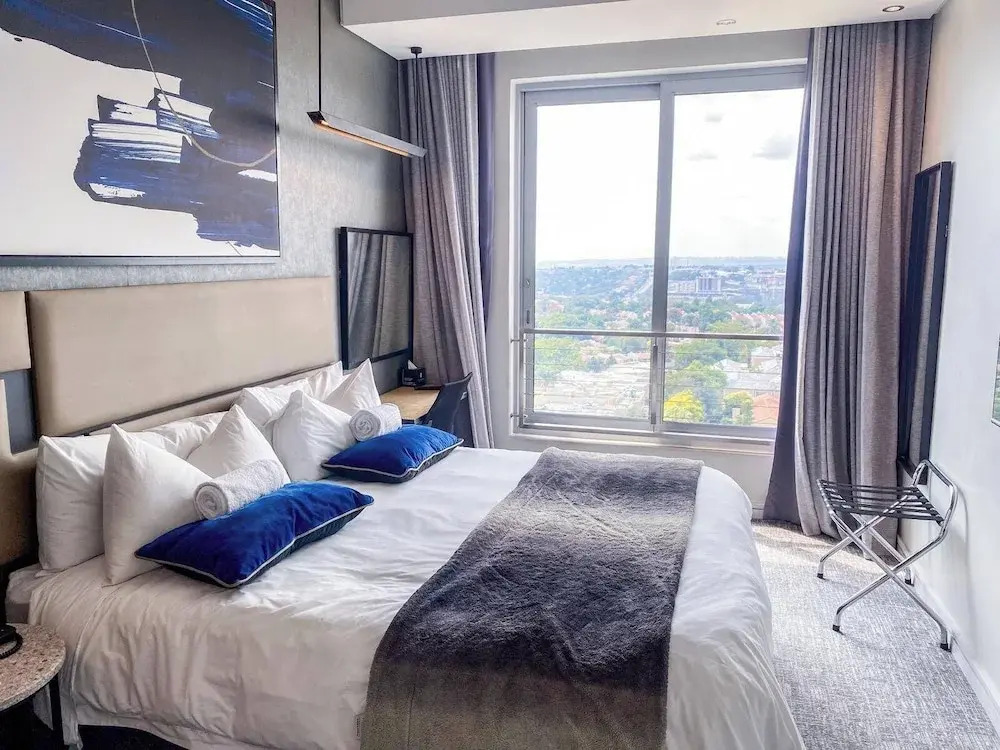 Sandtoncity-apartment-sleeps2-pool-parking