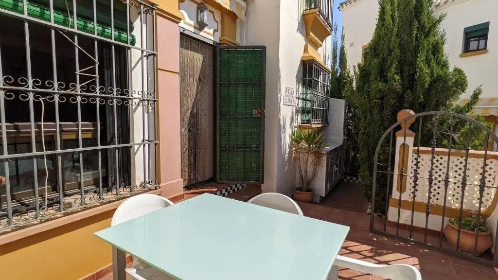 Two Bedroom, Ground Floor, Air-conditioned Apartment 300m from the Beach