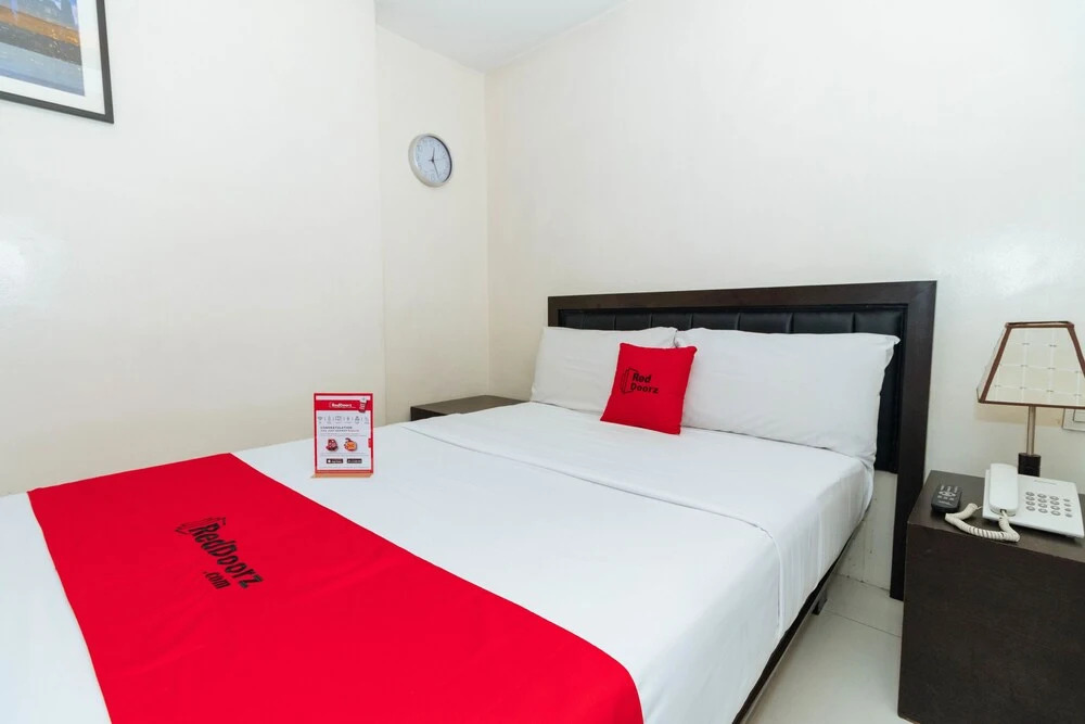 RedDoorz near Quezon City Circle